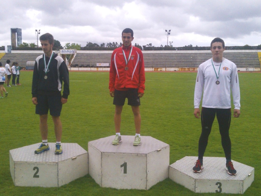 Pedro Ferreira ( ao centro) conquistou o título de campeão após vencer a prova de 2 mil metros obstáculos