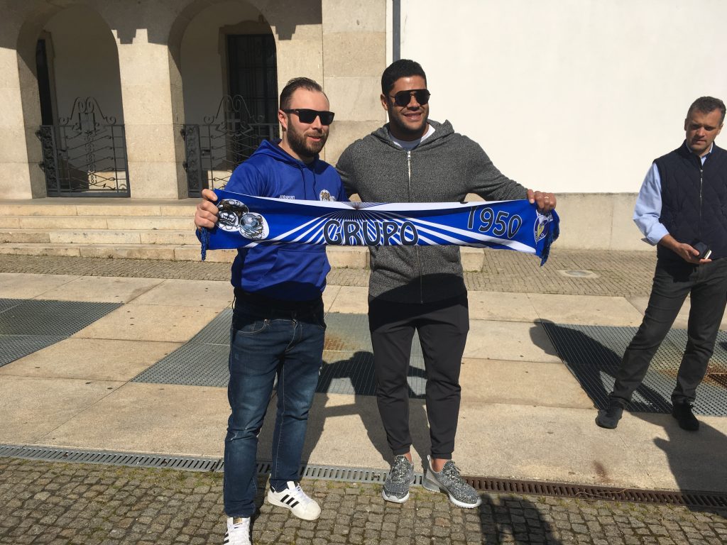 Hulk posa com membro da Claque do Aliados Junto à Câmara Paredes