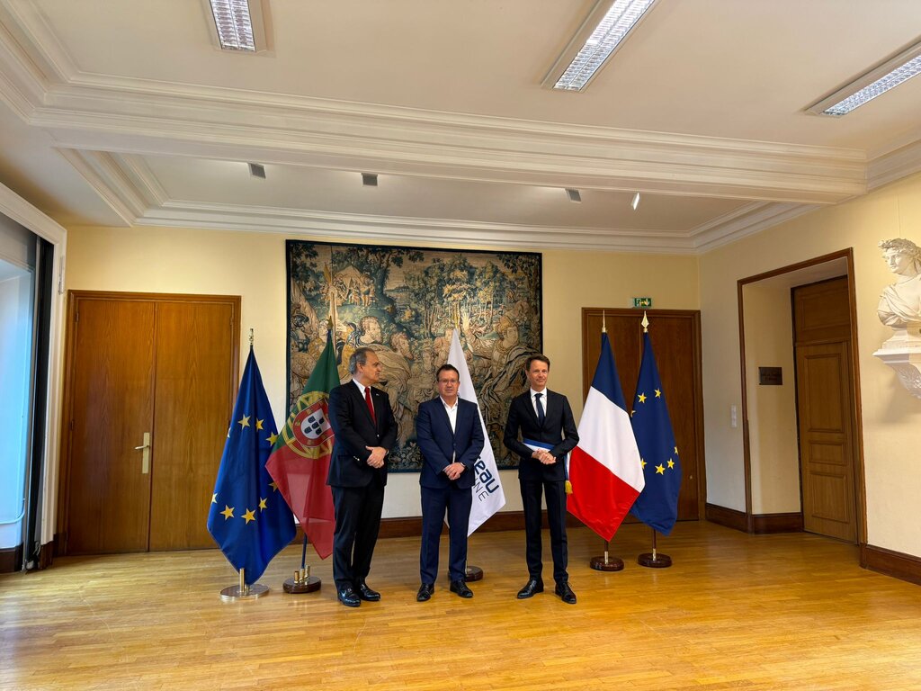 paredes_geminacao_com_montereau_1_1024_2500